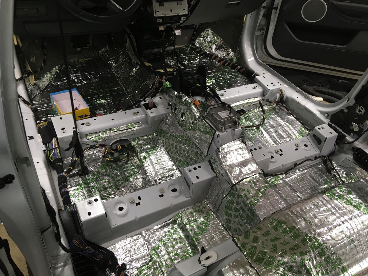 Шумоизоляция Land Rover Evoque - фото 14