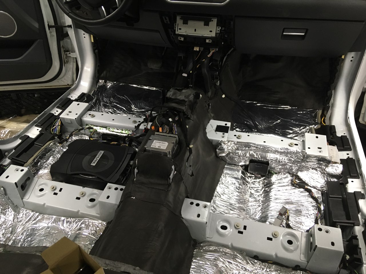 Шумоизоляция Land Rover Evoque - фото 18